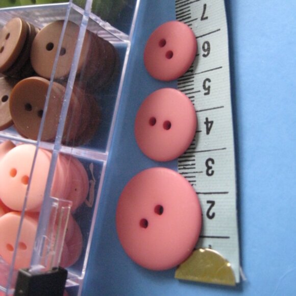 209 Craft or Sewing Buttons Matching S M L - Picture 9 of 9